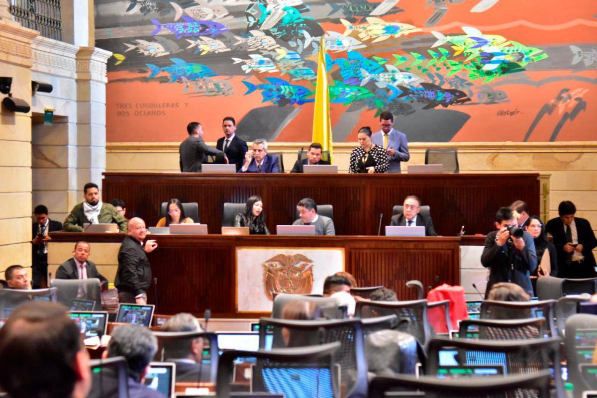 Entre gritos y saboteo, Congreso aprueba dos artículos de reforma a la salud