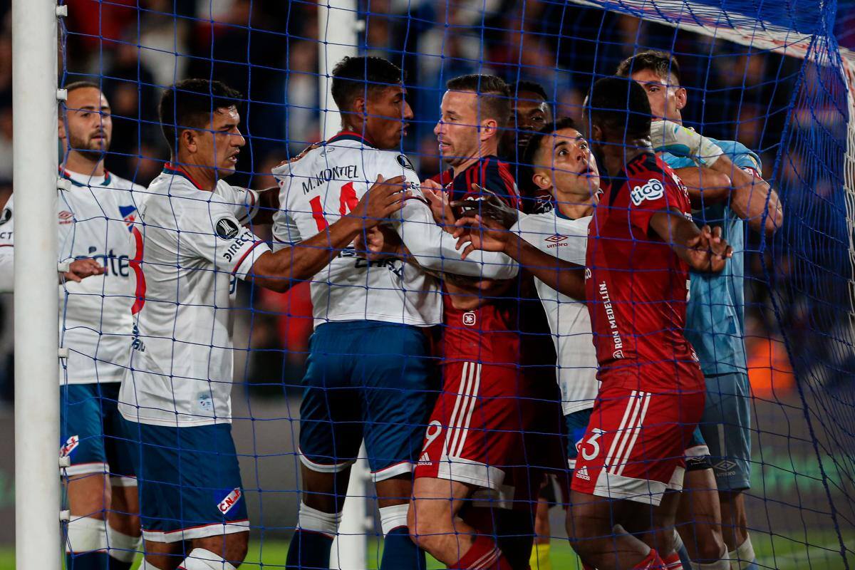 En un duelo polémico, Medellín dejó escapar un buen resultado en Uruguay