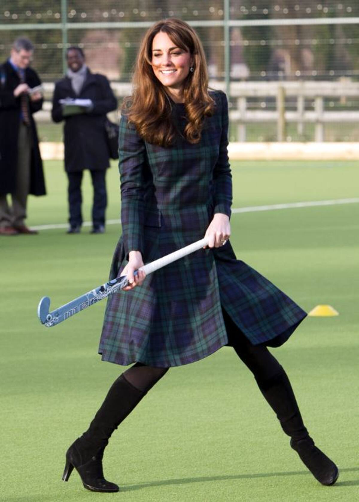 Catalina jugando hockey con varios estudiantes, durante su visita a Andrew's School.
