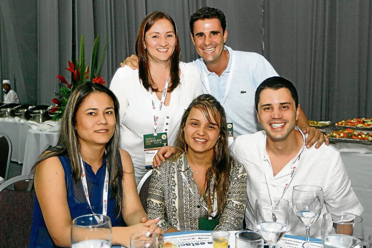 De pie: Edith Cardona y Juan Esteban Pérez; sentados: Sandra Echeverri, Verónica Gil y Tomás Uribe.