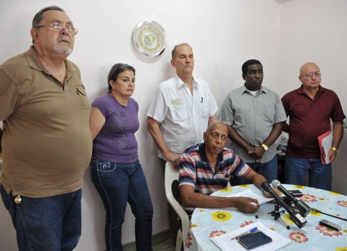 De izquierda a derecha: Hector Palacios, Gisela Delgado, Rene Gomez Manzano, Ivan Carrillo Hernandez y Felix Navarro. AFP ADALBERTO ROQUE
