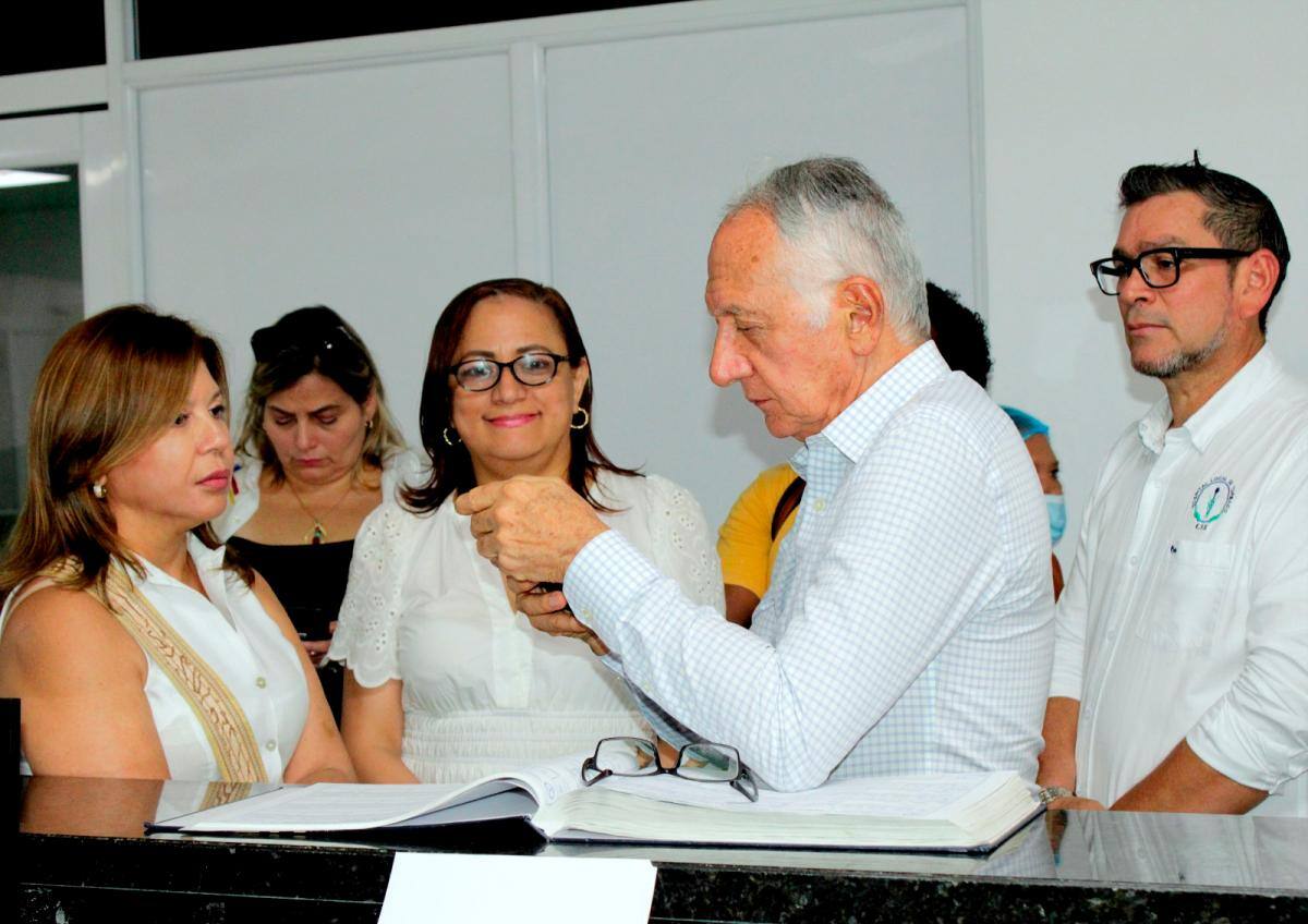 El ministro de Salud, Guillermo Alfonso Jaramillo Martínez, se comprometió con el pueblo de Turbaco.