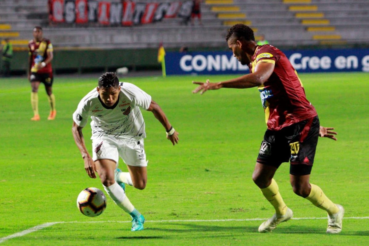 Paranaense reporta seis casos de COVID-19 antes del juego con River Plate