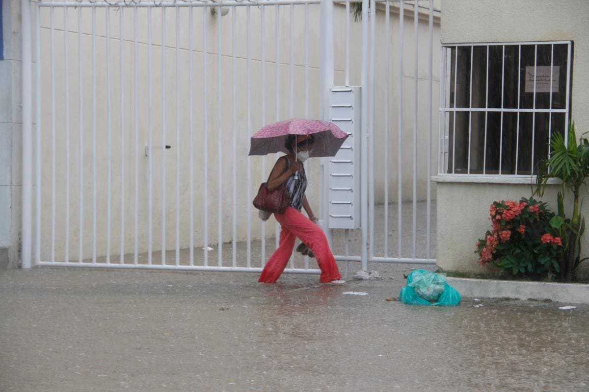 A los cartageneros la lluvia no los detiene.