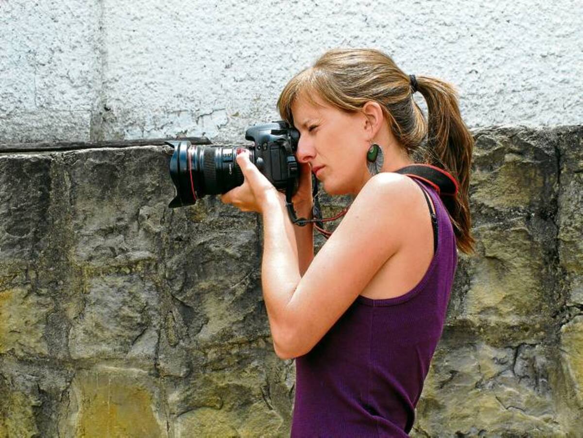 El trabajo de María Teresa se fundamenta en la parte de visualizar la película, hacer la propuesta que incluye vestuario, utilería y hasta escenarios.