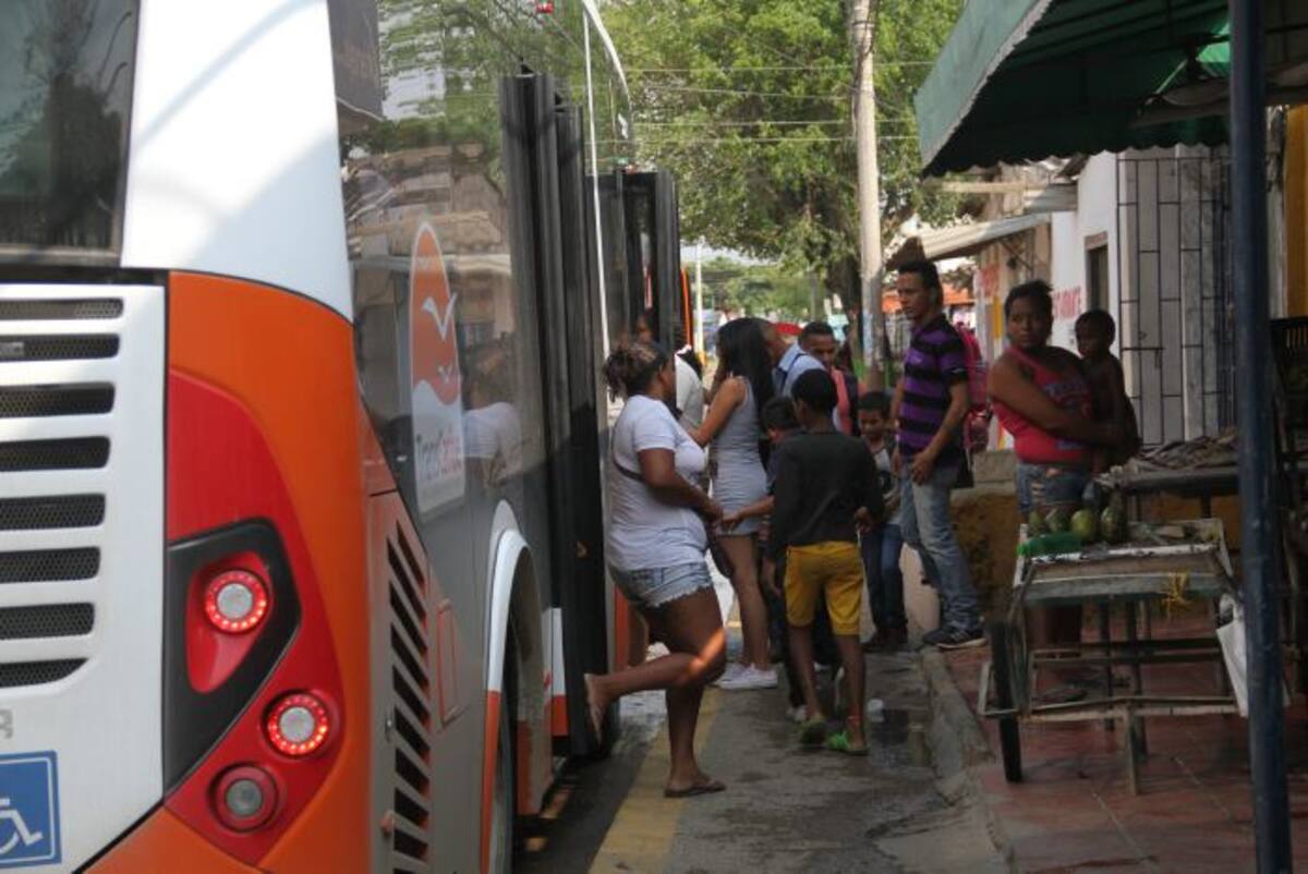 Usuarios descendiendo y subiendo al alimentador en El Pozón. //Oscar Díaz.