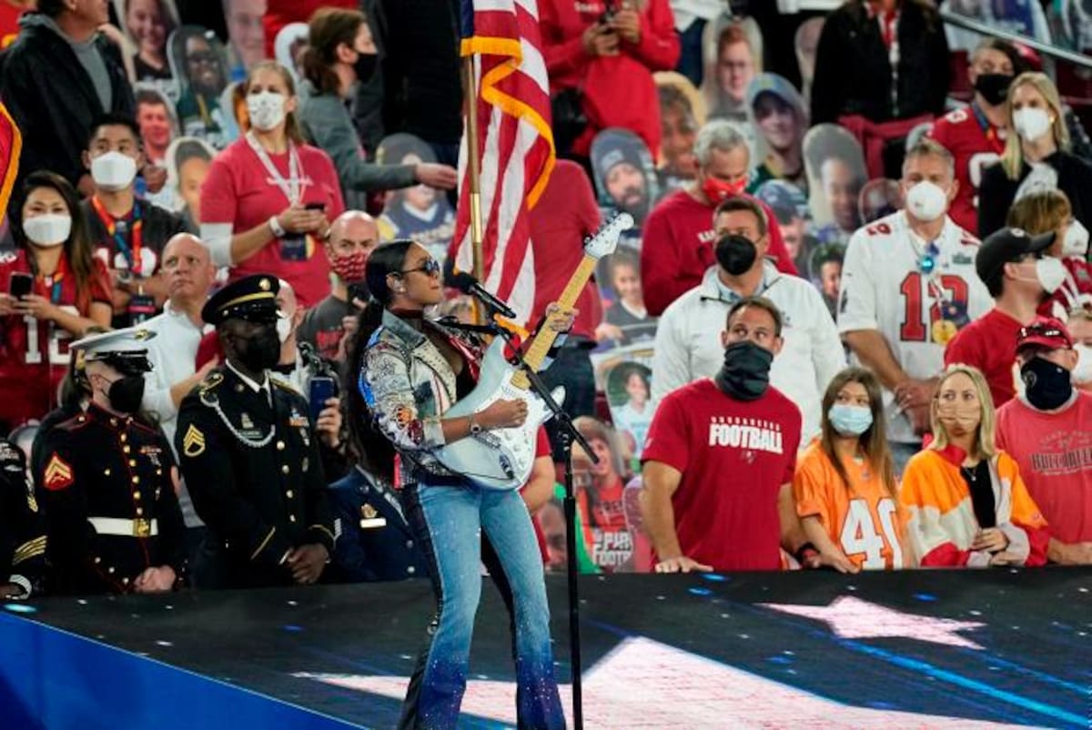 La artista H.E.R. fue la encargada de cantar el América the beautifull. // AP