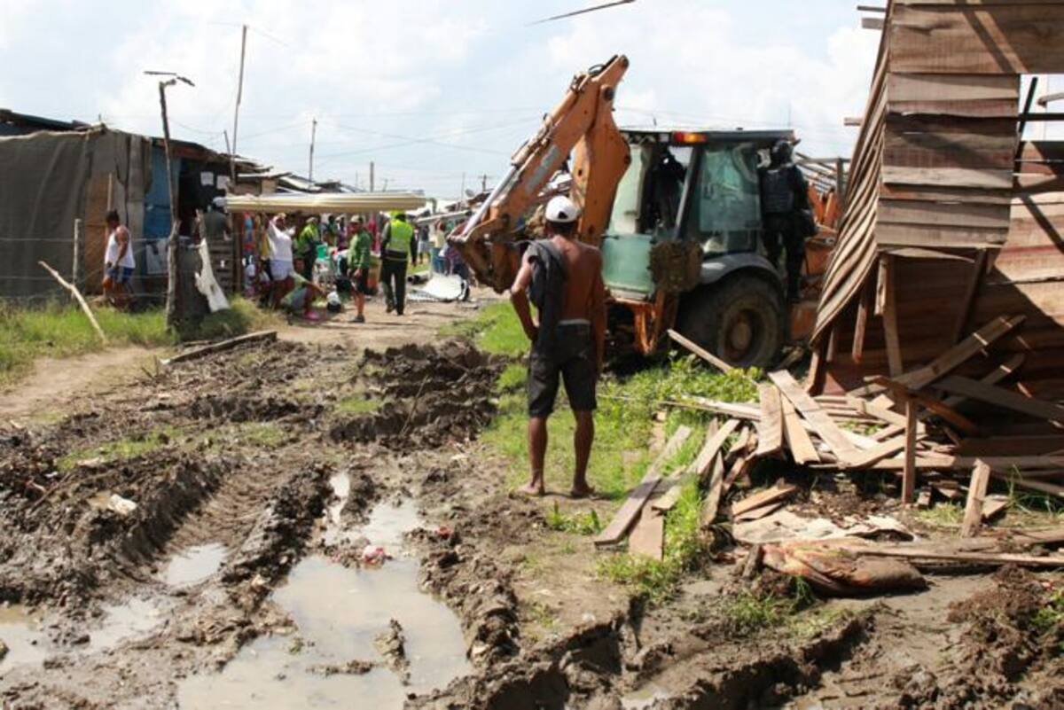 Con maquinaria pesada se realizaba el desalojo de las viviendas. Foto: Cortesía Fabián Burgos