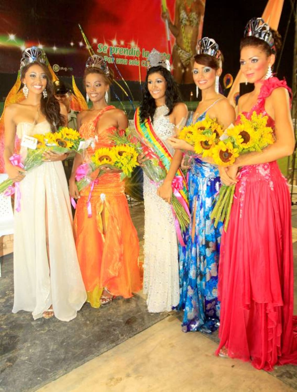 Las finalistas de la Independencia 2009: Elida Castro, Catalina Marimón; la reina, Geraldine Álvarez; Karen Visbal y Karen Mendoza. fotos archivo El Universal