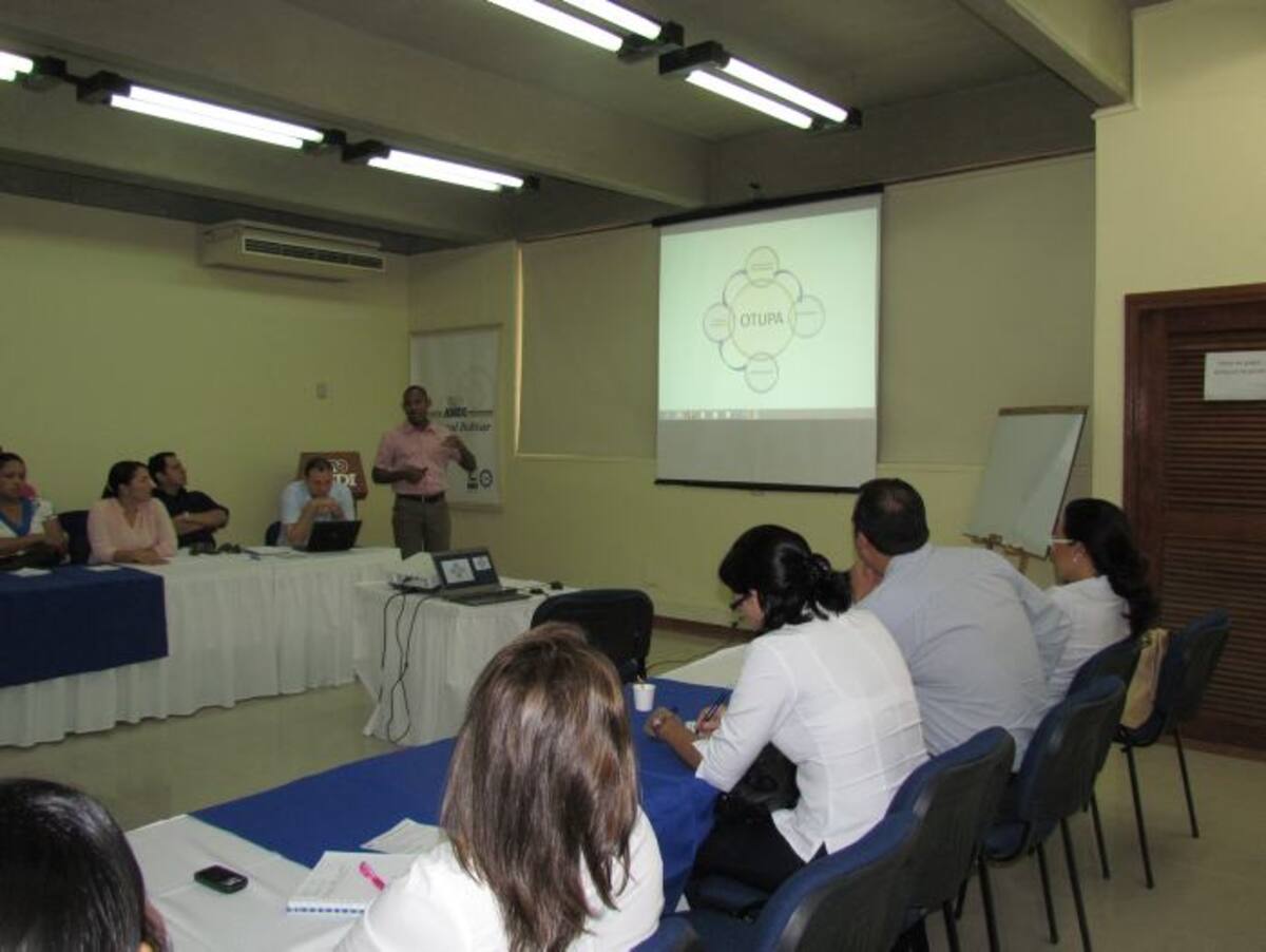 Los jóvenes se reunieron con la ANDI para exponer sus propuestas laborales. FOTO CORTESIA