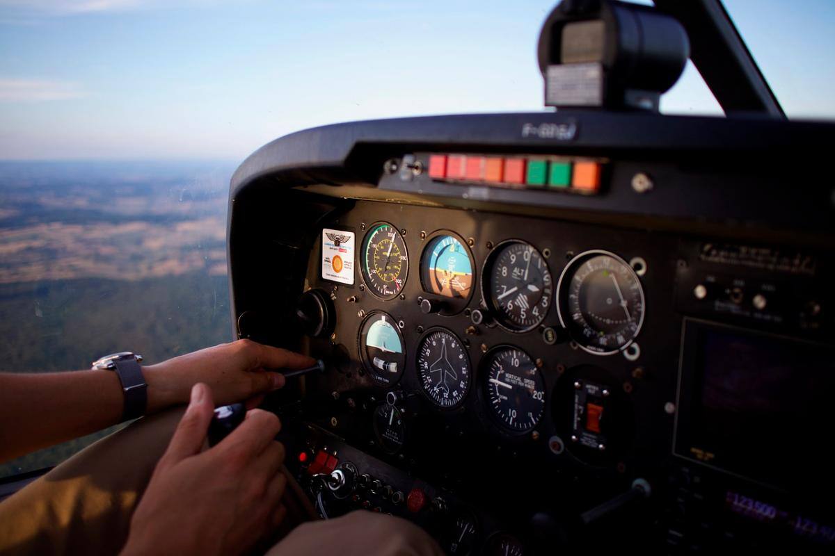 Piloto murió en pleno vuelo: el avión tuvo que aterrizar de emergencia