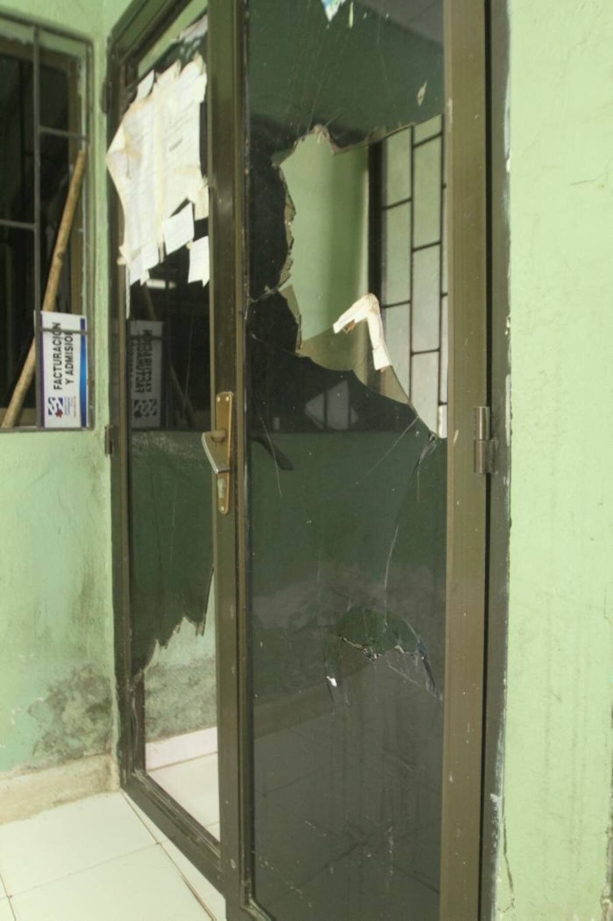 Con piedra y palos atacaron las instalaciones del CAP. JULIO CASTAÑO - EL UNIVERSAL