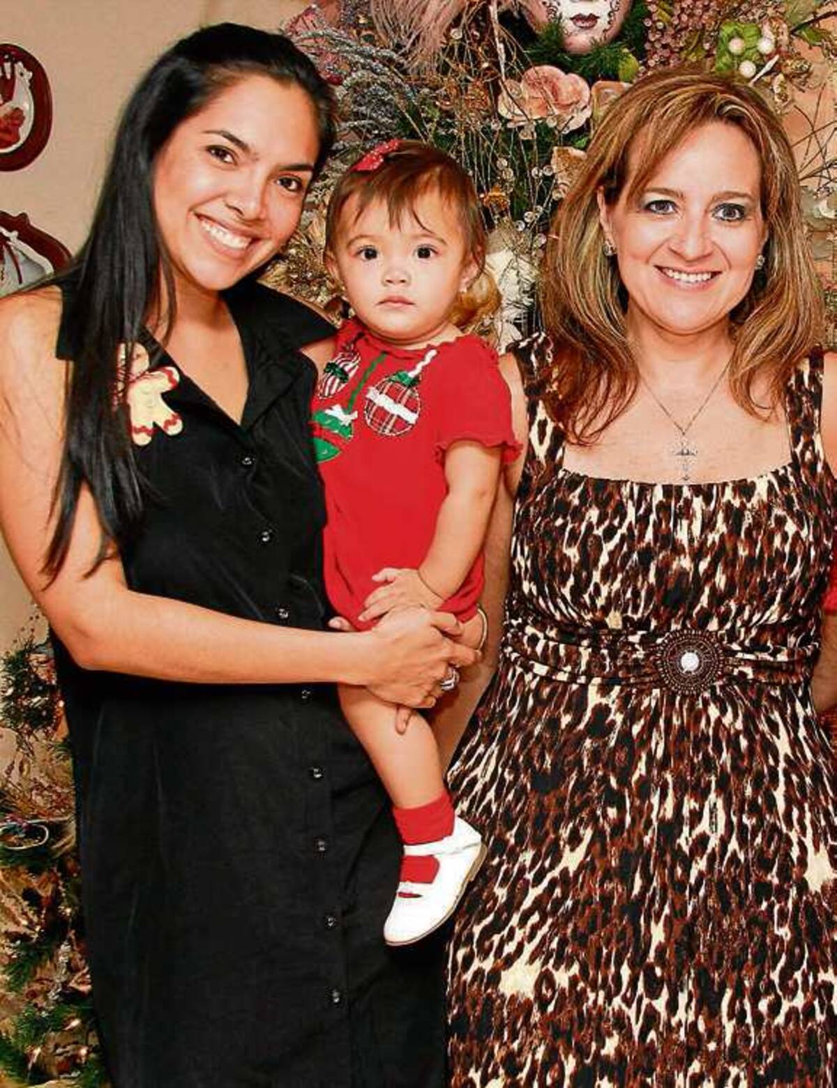 Karina de Del Castillo, Victoria Del Castillo y Luchy García.