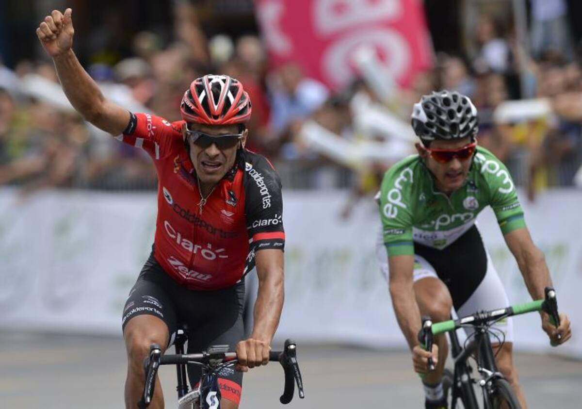 Luis Laverde de Coldeportes y Oscar Sevilla de Epm cruzan la meta en la Vuelta a Colombia. AFP RAUL ARBOLEDA