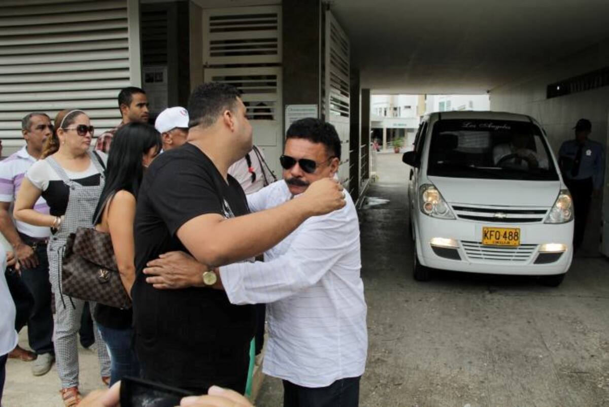 Los hijos del maestro Calixto Ochoa esperaron en las afueras de la clínica que el cuerpo sin vida de su padre fuera trasladado a la funeraria Los Angeles. MANUEL SANTIAGO PÉREZ/EL UNIVERSAL/