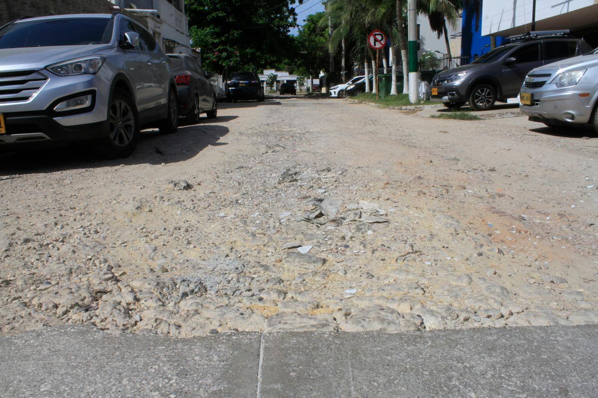 En la calle 69 de Crespo se ve la primera placa deteriorada.