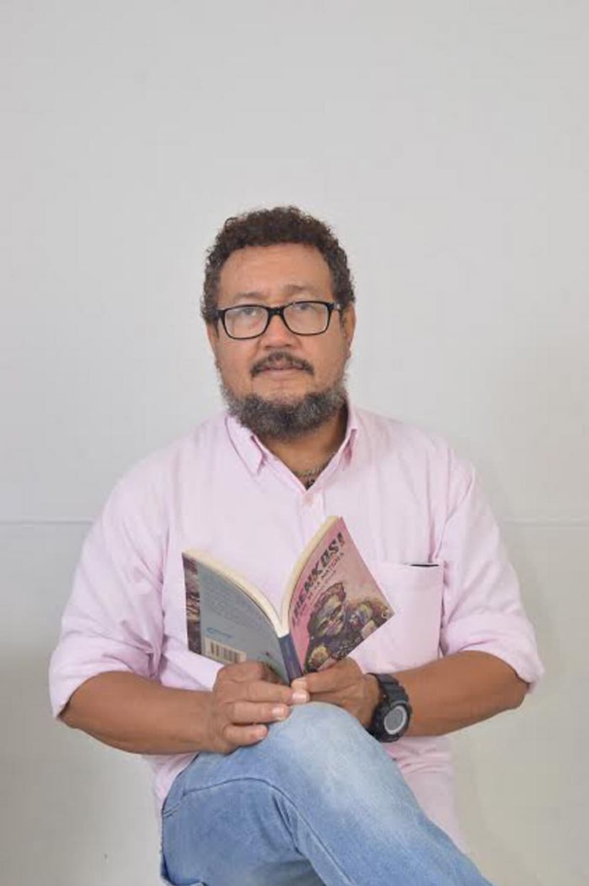 El escritor Iván González con su novela “Benkos, héroe de La Matuna”. Cortesía