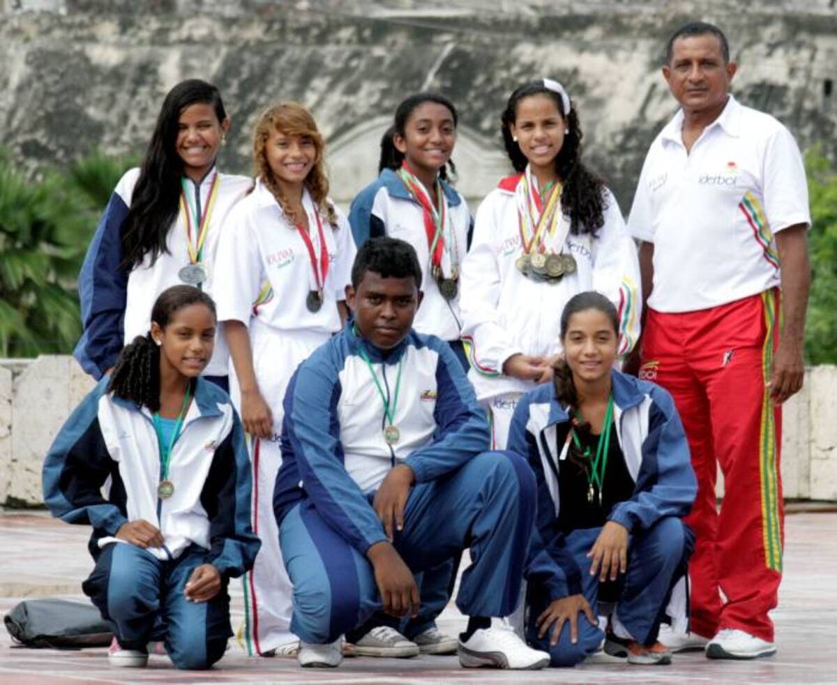 Atletas de la I.E. Nuestra Señora del Carmen que representaron a Bolívar en el Nacional de Atletismo en Bucaramanga. De izquierda a derecha: Leidis Cassiani, Yill Meléndez, Daniela León y el licenciado Freddy Navarro. Abajo, María Camila Angulo, Deivis Rodríguez y Alix Torres. Dagoberto Cabarcas-El Universal