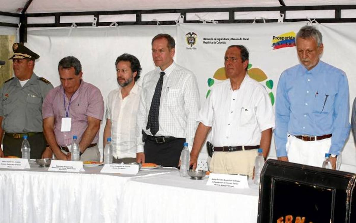 El alcalde de Sincelejo, Jairo Fernández Quessep; el gobernador de Sucre, Julio Guerra Tulena, acompañaron al embajador de Canadá, Tin Martín, y el ministro de Agricultura, Juan Camilo Restrepo, durante la inauguración.