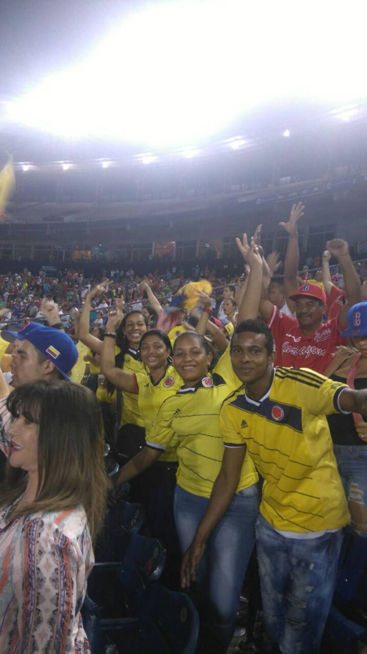 Colombianos apoyando a la Selección Colombia de béisbol en la eliminatoria al Clásico Mundial.