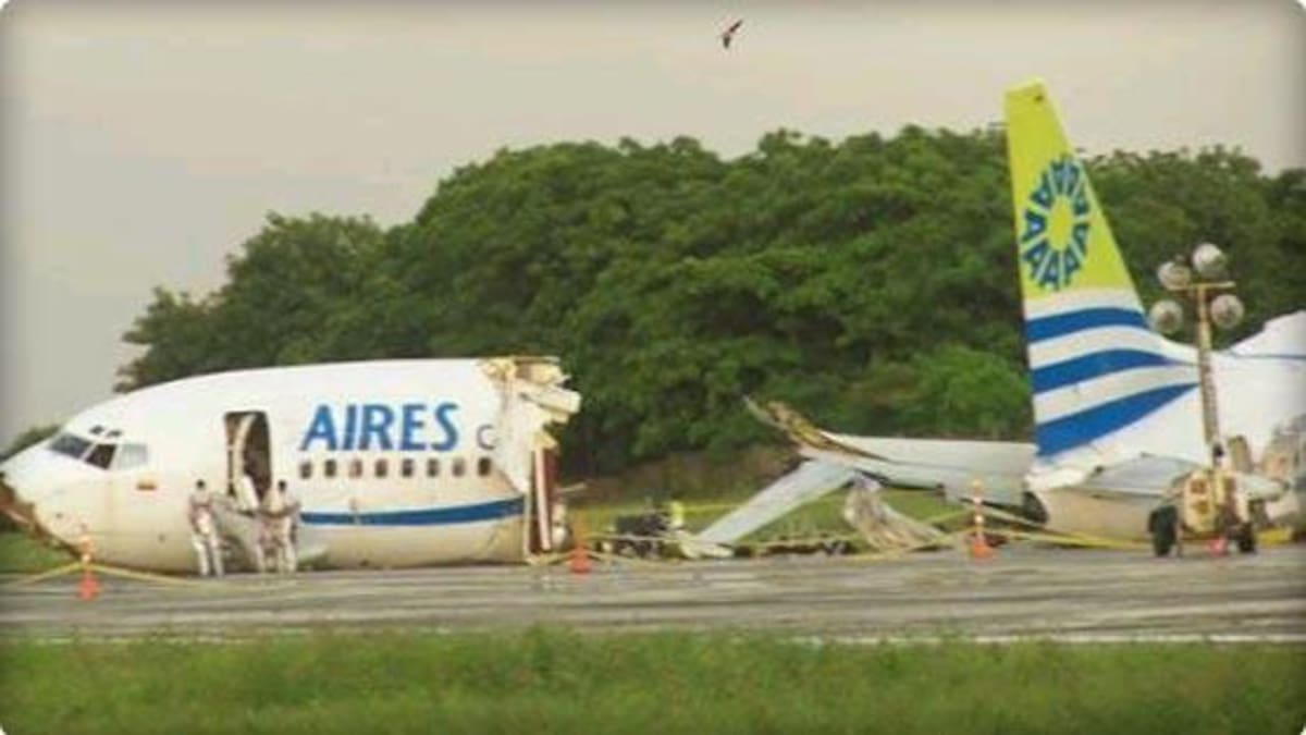Un avión Boing 737-200 de la aerolínea Aires fue golpeado por un rayo cuando aterrizaba a la 1:49 de la madrugada en el aeropuerto Gustavo Rojas Pinilla de San Andrés en medio de una fuerte tormenta. EL fuselaje del avión quedó partido en tres secciones.