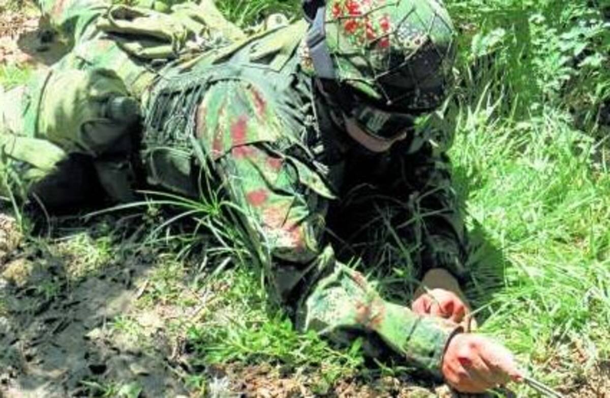 Momento en que un experto del grupo Exde, (Experto en explosivos del Ejército), desarrolla la labor de poner el detonante para desactivar el artefacto explosivo en Yondó, Antioquia. EL COLOMBIANO