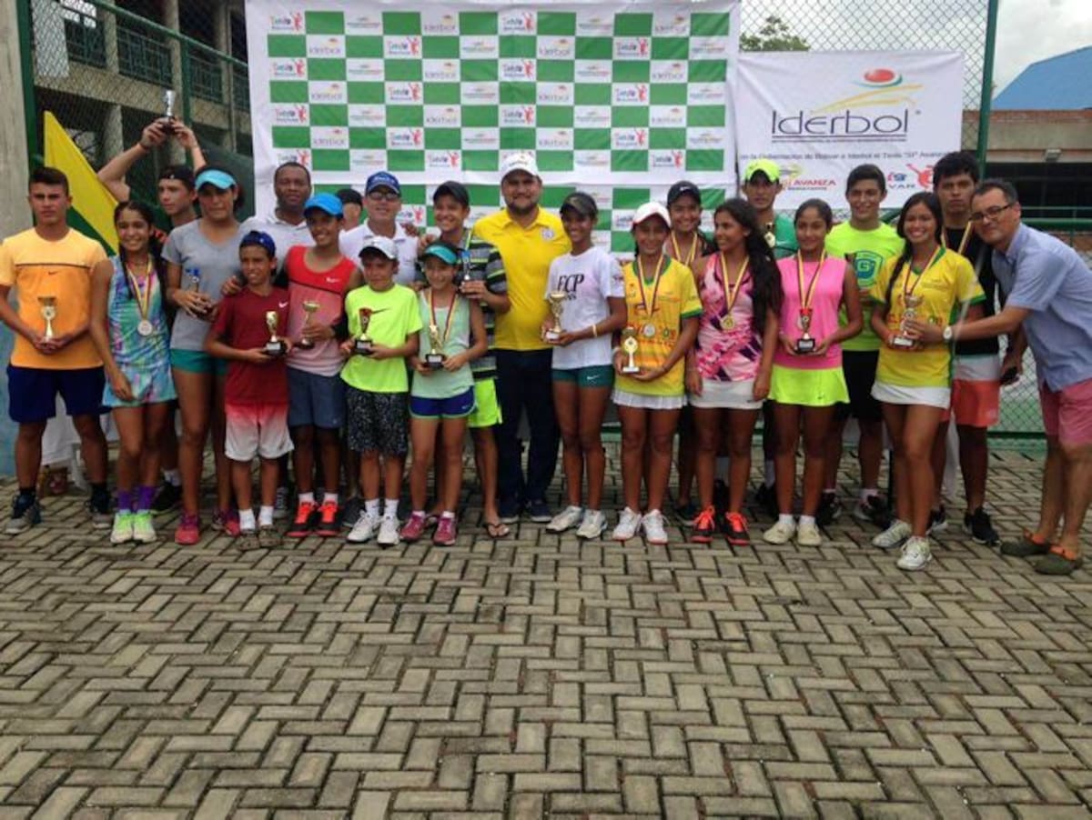 Grupo de ganadores del Torneo de Tenis Grado 3 que se realizó l fin de smana en Cartagena. Los acompaña Jairo Osorio, gerente de Iderbol. Cortesía