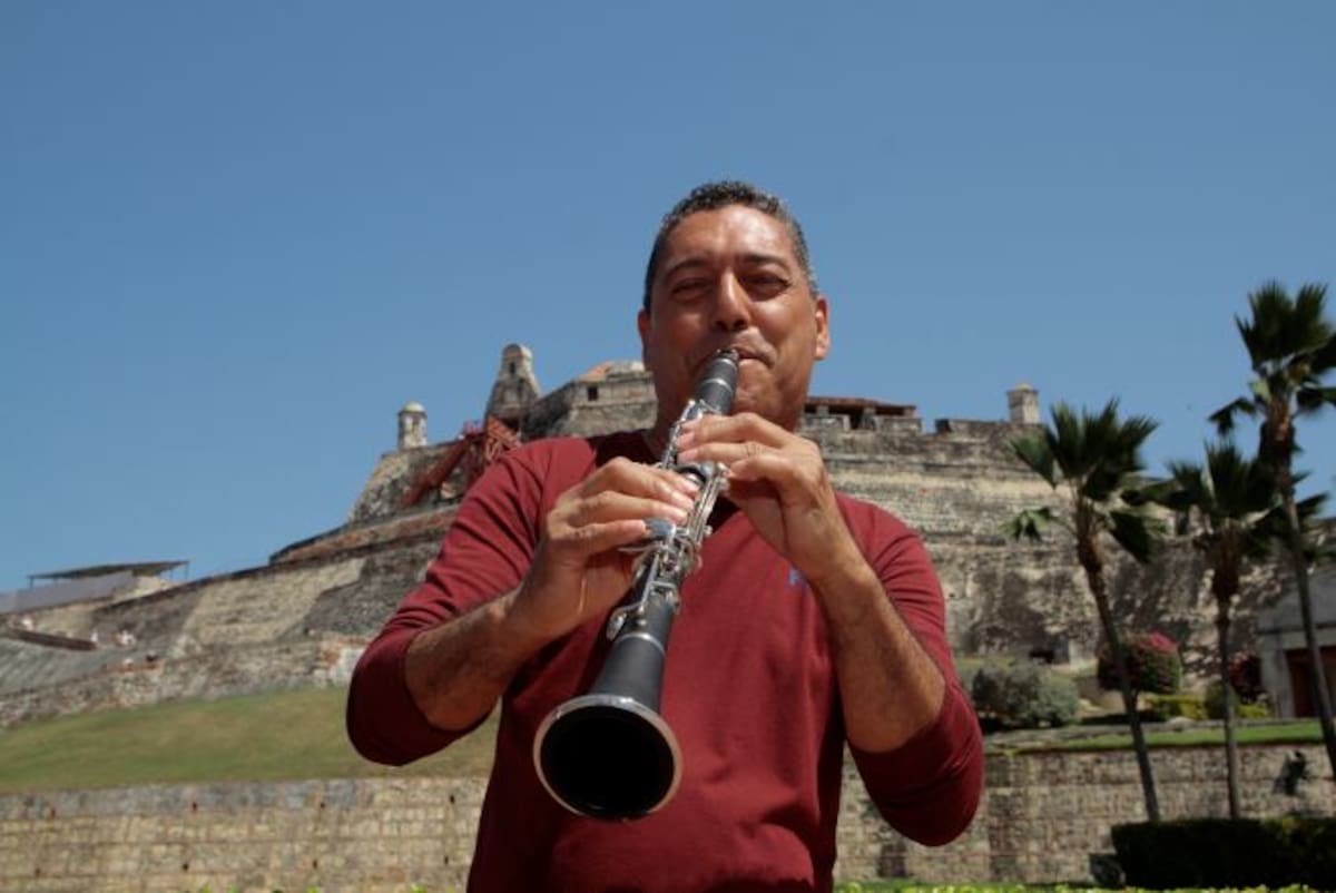 Gerardo Varela toca su clarinete. Luis Eduardo Herrán