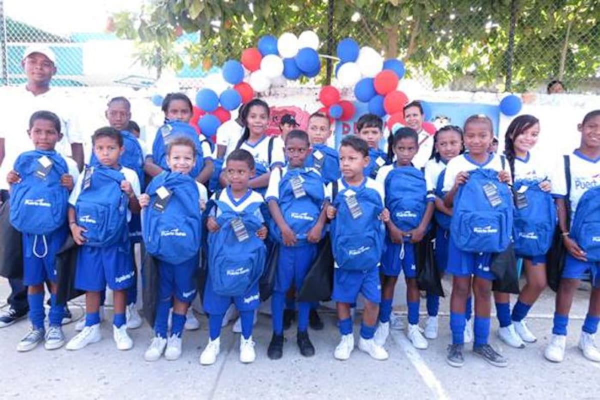 Entrega de kits escolares en Pasacaballos. CORTESÍA