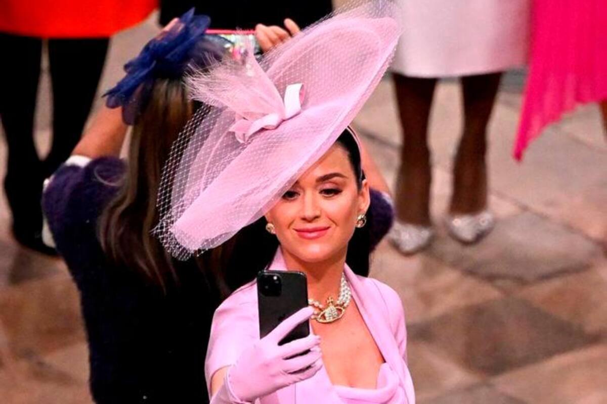 Video: ¡Perdida! Así fue captada Katy Perry en la coronación de Carlos III
