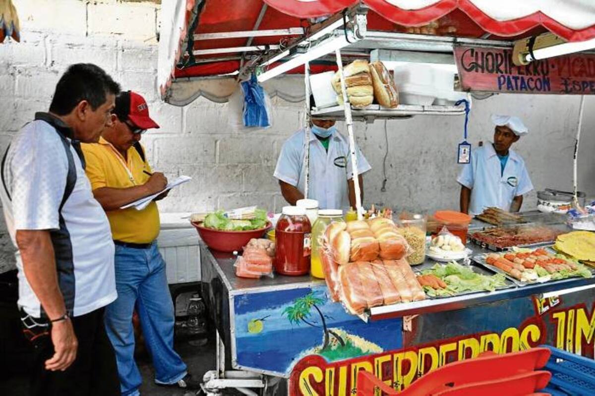 Los controles a ventas de comidas en los puertos de Coveñas y Tolú se cumplieron durante la temporada de Semana Santa. CORTESÍA