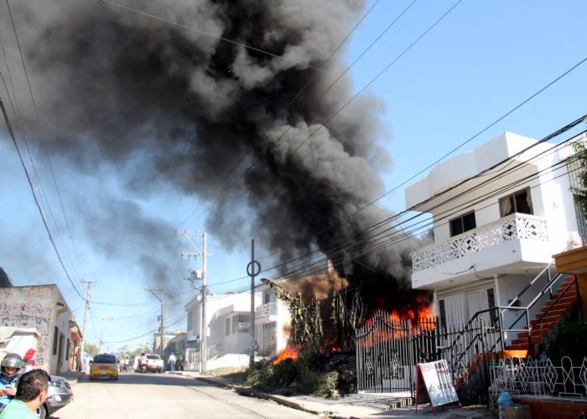 El noveno incendio forestal del año 2015 se presentó en la mañana de este lunes en el barrio La Pajuela. EL UNIVERSAL - SINCELEJO