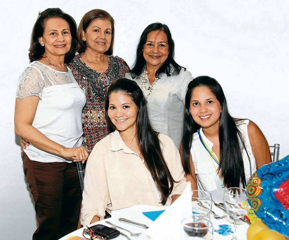 De pie: Norah Farah, Omaira Grau y Niti Camerano; sentadas: Elena Torres y Angélica Jiménez.