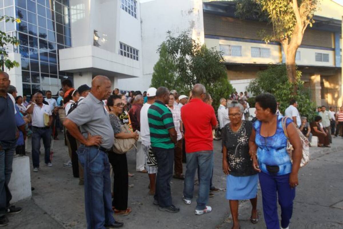 Protesta de pensionados de Colpuertos y miembros del magisterio contra la Clínica General del Norte en Cartagena. JULIO CASTAÑO, EL UNIVERSAL
