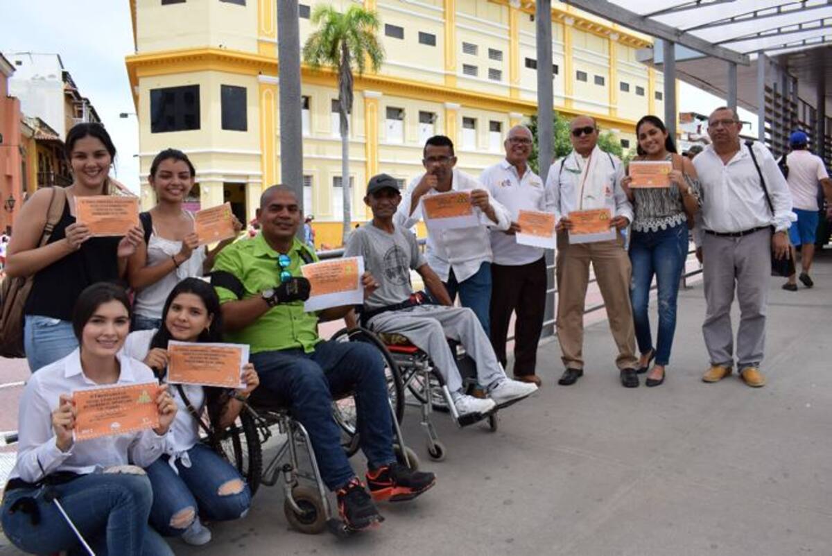 Universitarios de la Jorge Tadeo Lozano lanzaron la campaña en la estación Centro de Transcaribe. Cortesía