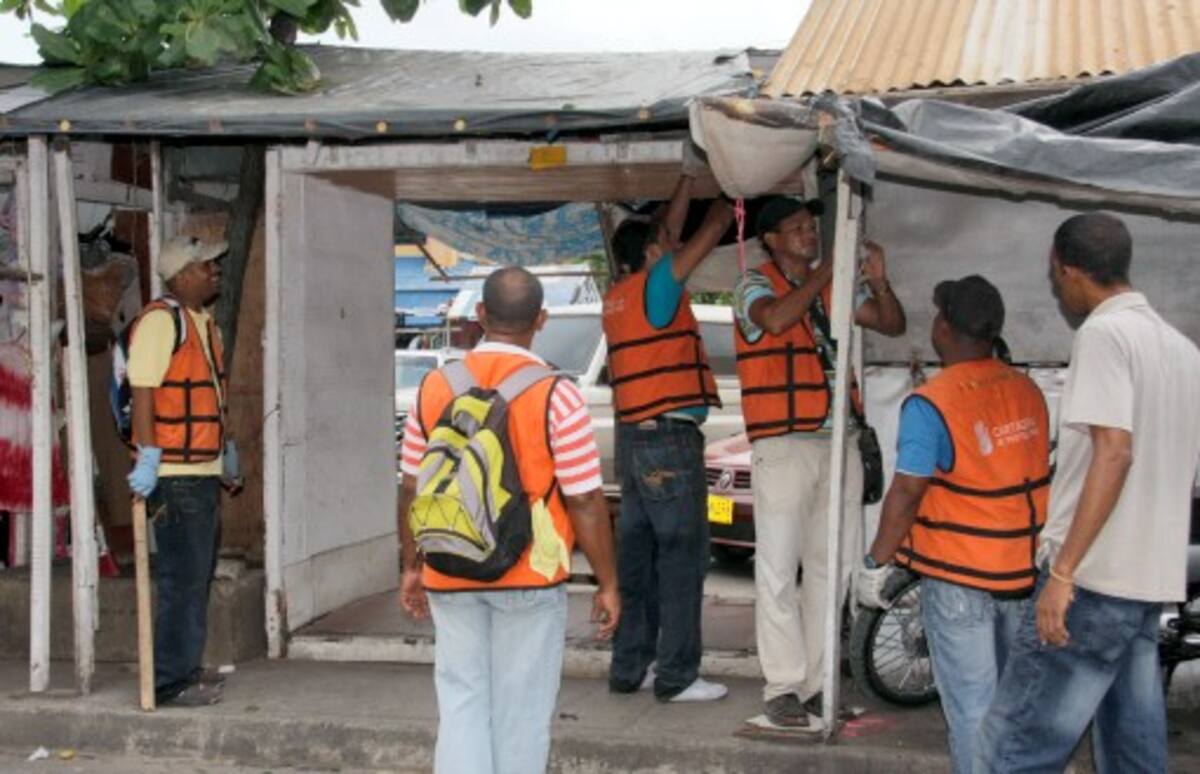 La Gerencia de Espacio Público prevé dejar despejadas en su totalidad las plazoletas Olímpica y Telecom a fines de junio. Fueron desmotados ayer 51 puestos de ventas in-formales. ZENIA VALDELAMAR – EL UNIVERSAL