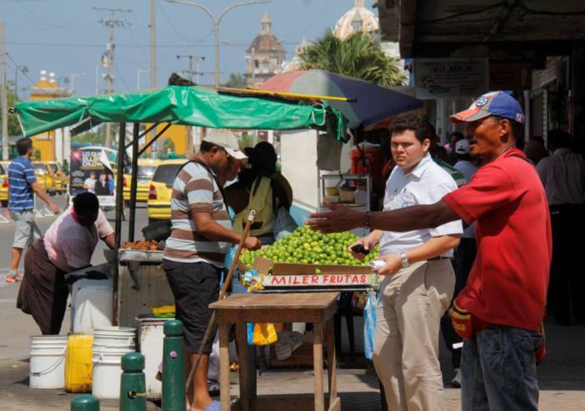 El despeje de las zonas peatonales de esta avenida fue ordenado por un fallo de una acción popular, que pretende reivindicar el derecho de los cartageneros al goce del espacio público del Centro Histórico. KAILLINE GIRALDO - EL UNIVERSAL