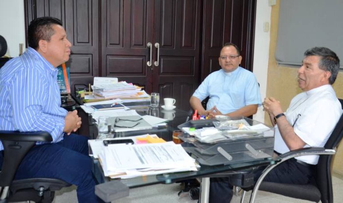 Jairo Torres, rector de Unicórdoba, y el obispo de Montería, monseñor Ramón Rolón.