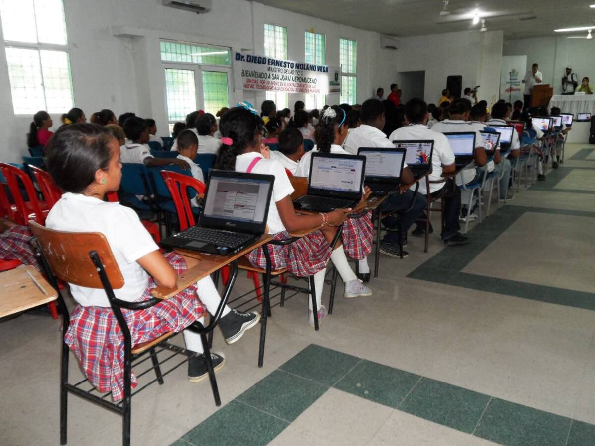 Estudiantes de la IE Diógenes A. Arrieta estrenando computadores. CORTESÍA