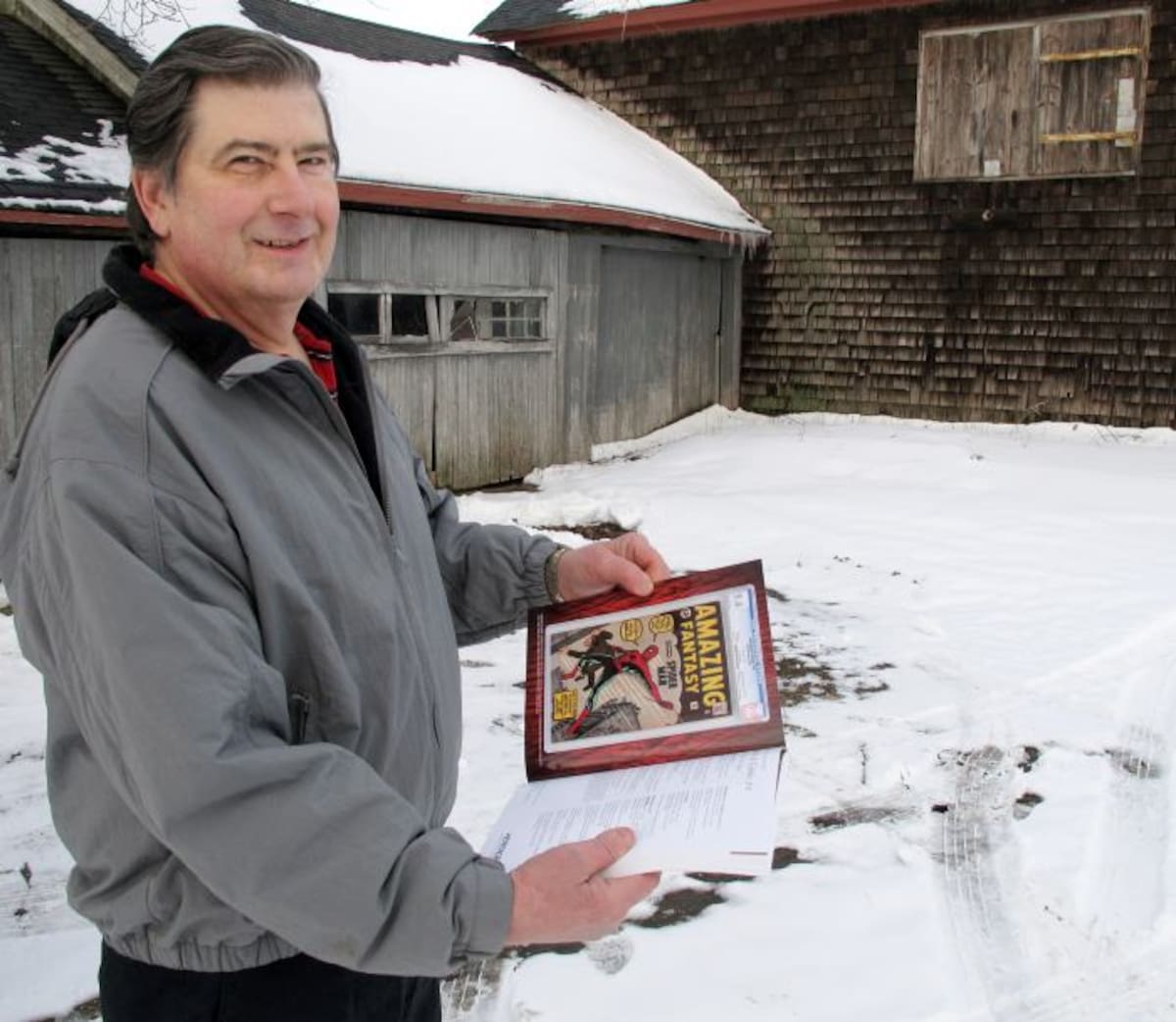Walter Yacoboski con la historieta que subastará. AP Frank Eltman