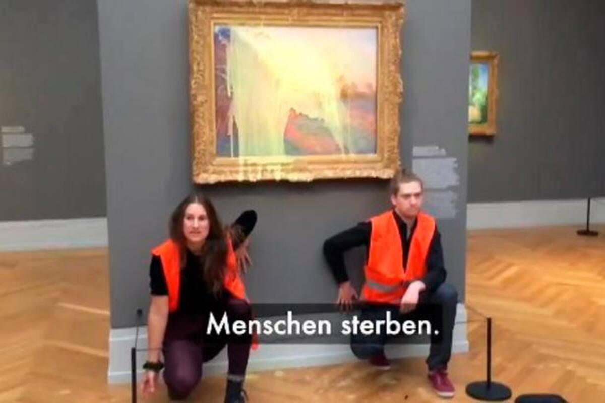 Video: Activistas lanzan puré de patatas a obra de arte en Berlín