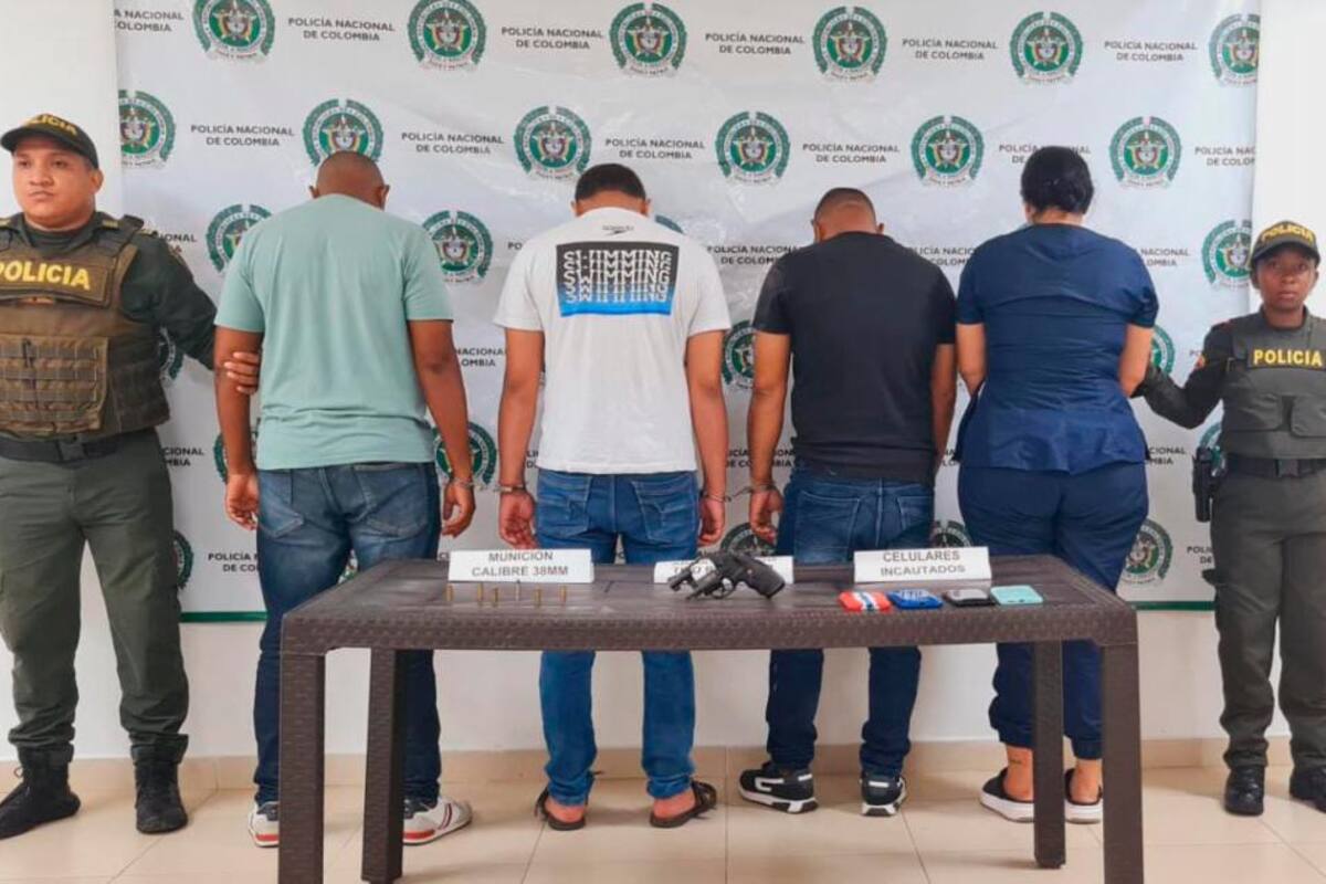 ¿Qué iban a hacer? 3 hombres y una mujer llevaban arma de fuego en carro