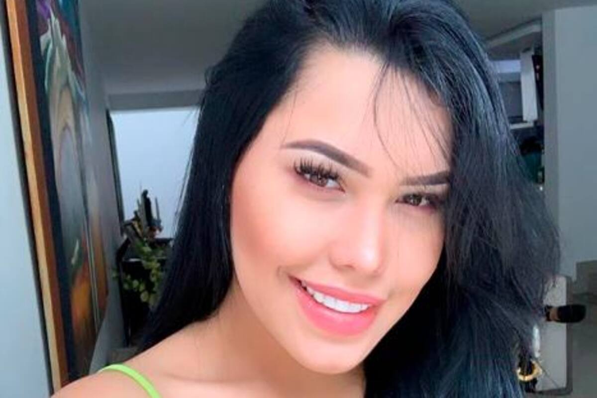 Ana del Castillo habla de foto donde aparece besándose en una tina con otra mujer