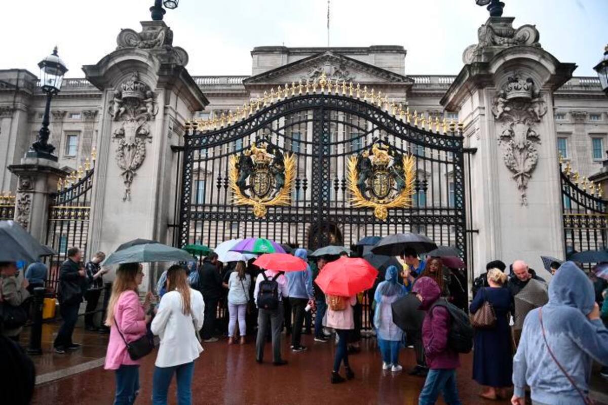 Reina Isabel II: aterrizan en Aberdeen varios miembros de la familia real