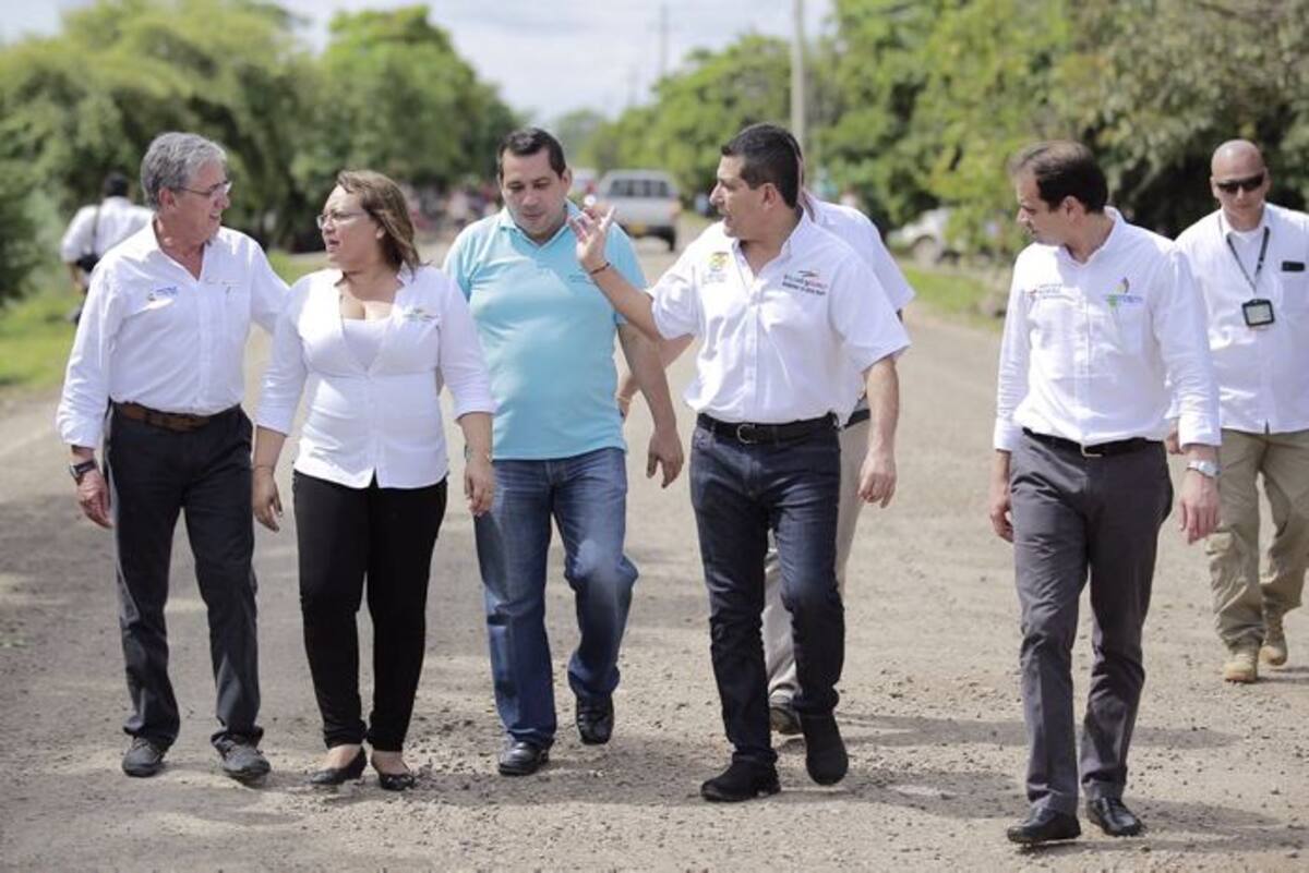 Germán Cardona Gutiérrez, ministro del Transporte; y Dumek Turbay, gobernador de Bolívar, se reunieron con funcionarios y alcaldes de la zona en la Depresión Momposina y La Mojana. Cortesía