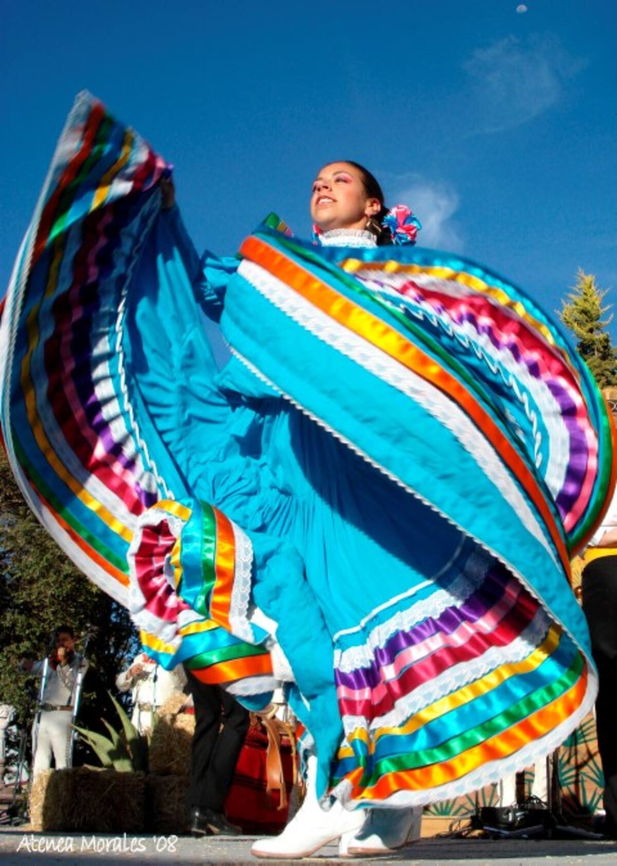 Conjunto Danza Folklórica “Coatlaxopeuh”, dirigido por Fátima Silva Juárez y Atenea Morales.