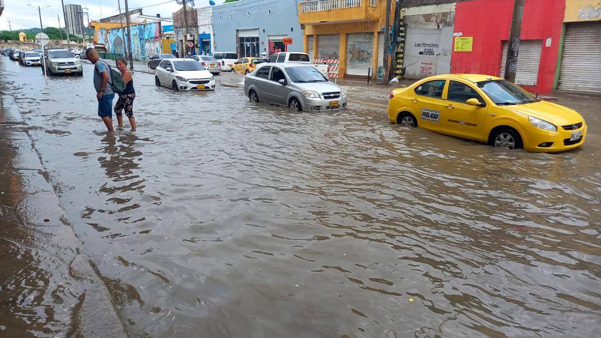 Algunos comercios tuvieron que cerrar debido a las inundaciones. // Foto: Julio Castaño, El Universal