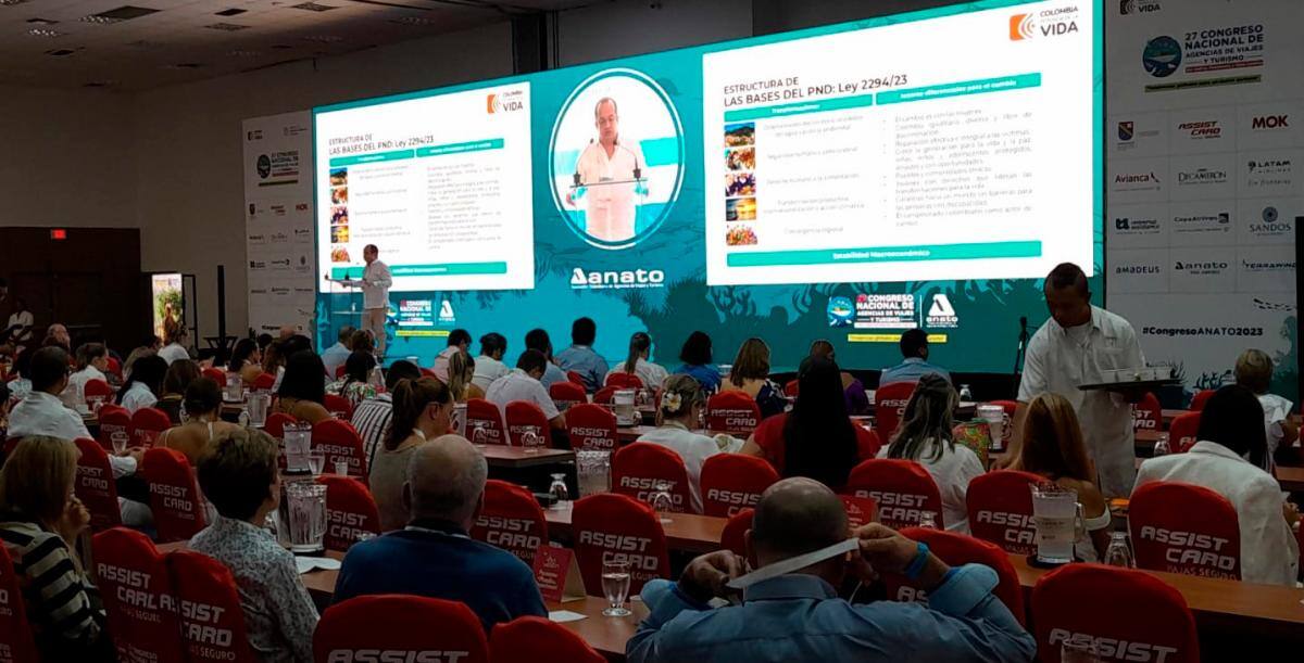 El viceministro de Transporte, Carlos Eduardo Enriquez, interviene en la última jornada del Congreso de Anato, en San Andrés. //HFA-EU