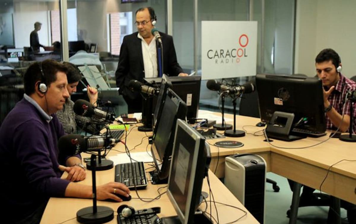 Grupo de trabajo del programa de radio La Luciernaga de Caracol COLPRENSA