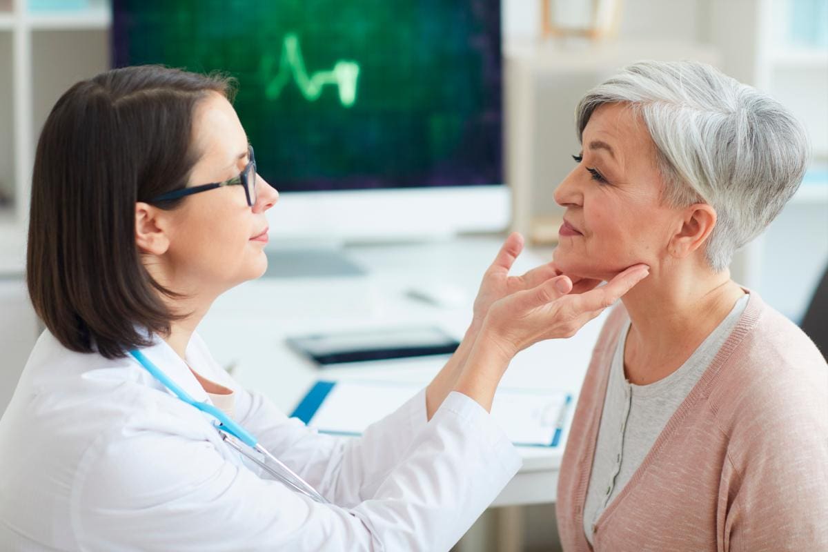 ¿Estuvo contagiado de COVID? Esto es lo que deben incluir su chequeo médico